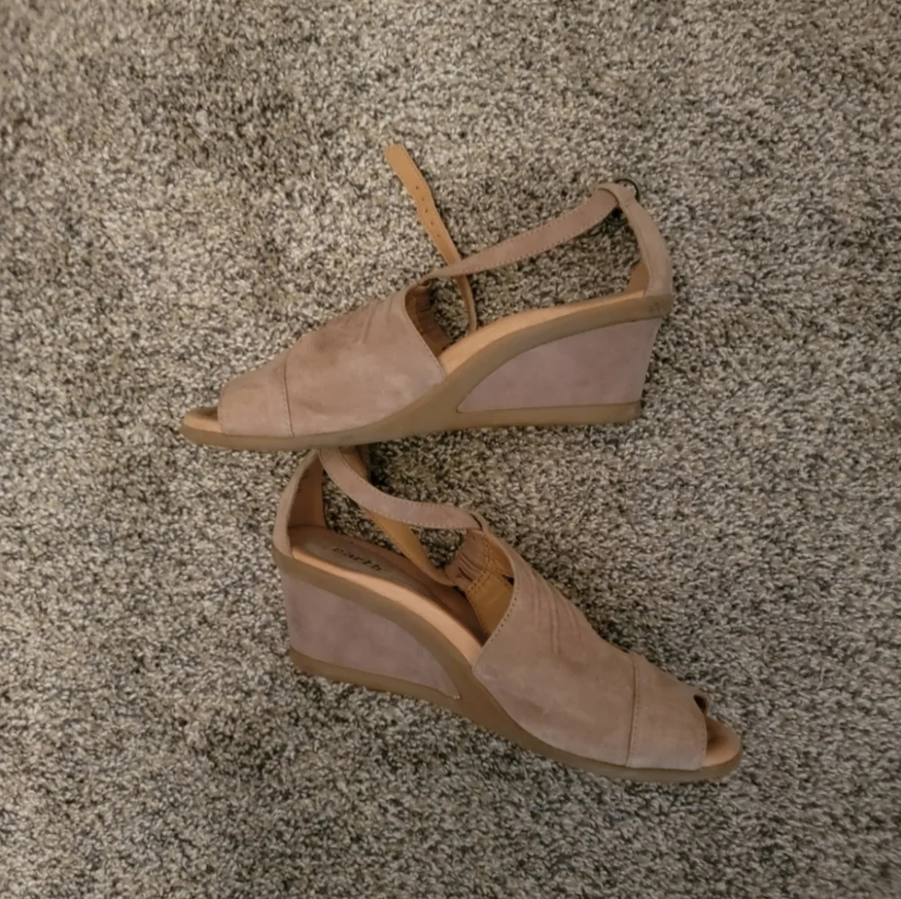 Womens‎ Suede Earth Caper Wedges